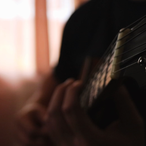 艾莉被❌❌爆乳无尽
